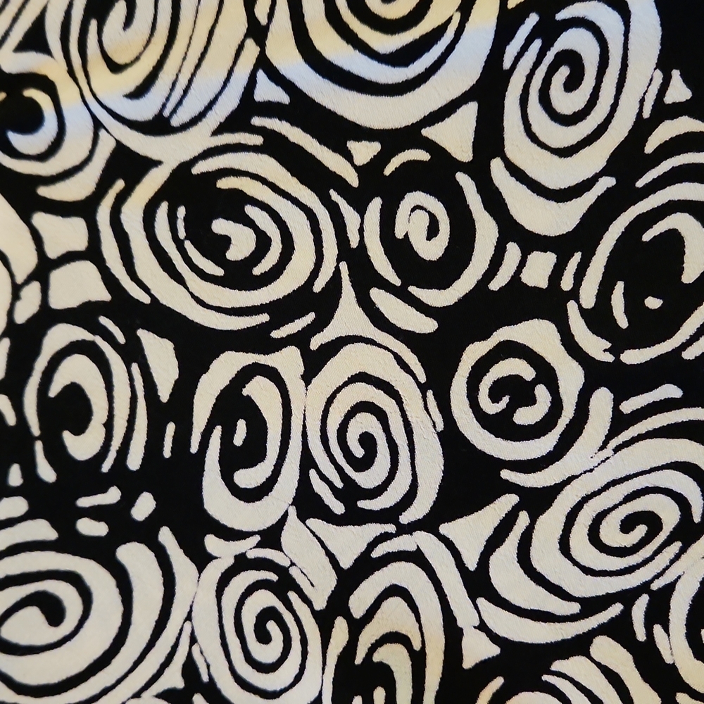 Intriguing threads , Black/ white design Skirt 8 Petite - Picture 2 of 7